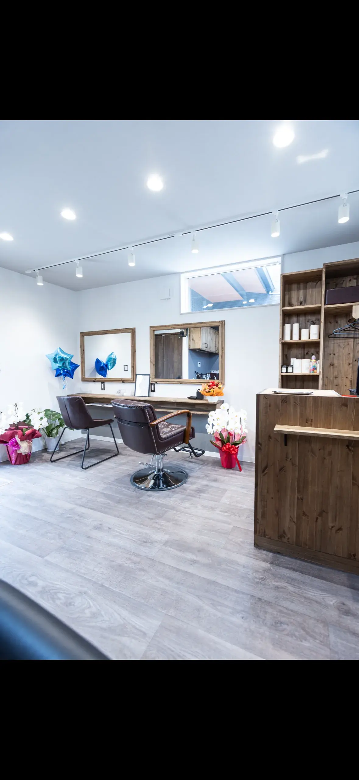 Salon Vishuの明るく落ち着いた店内