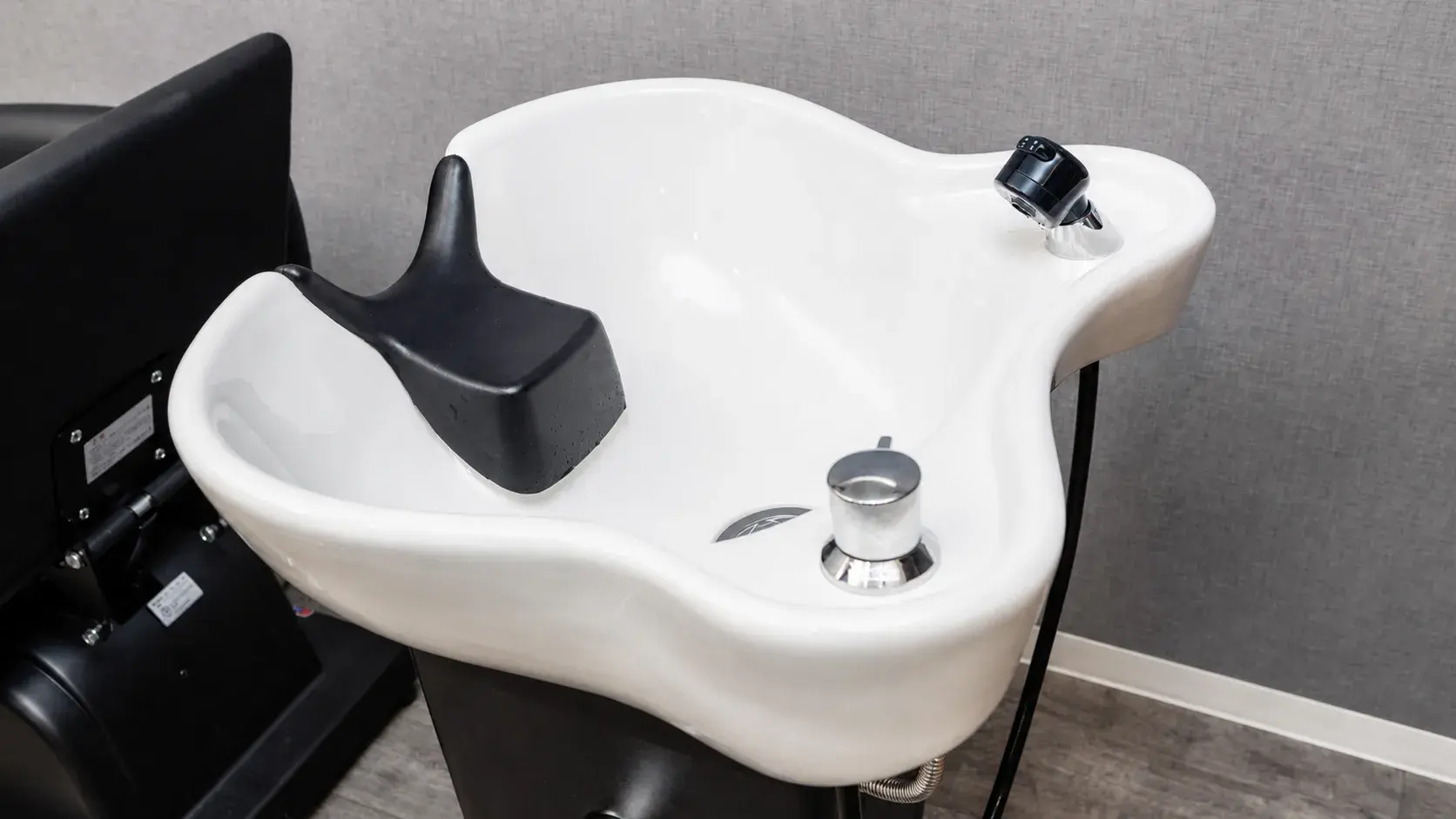 首をやさしく支えるクッションを備えたSalon Vishuのシャンプー台